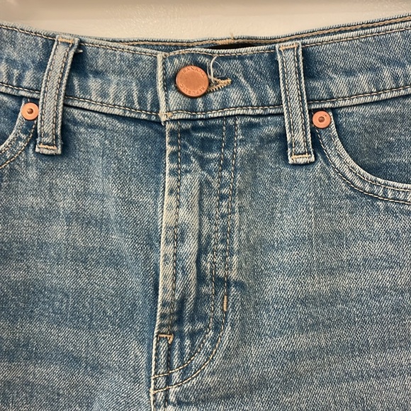Banana Republic mid-rise jean short - Picture 3 of 9